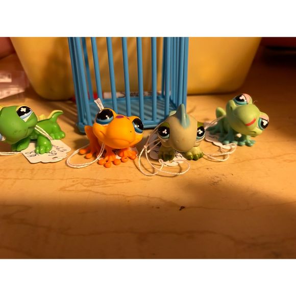 LPS 4 -PC SET  Spotted Frog ,green frog, Iguana, and the Lizard Iguana - Picture 2 of 2